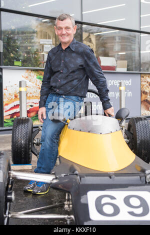 Belfast, Nordirland. 02/12/2017 - Tommy Byrne, ehemaliger irischer Formel-1-Fahrer, Zeichen Exemplare seines Buches "abgestürzt und Byrned' Stockfoto