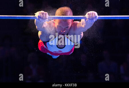 Ludwigsburg, Deutschland. Dezember 2017. Fabian Hambuechen vom KTV obere Lahn am Querbalken beim Finale der Deutschen Turnliga in Ludwigsburg, 2. Dezember 2017. Deniz Calagan/dpa/Alamy Live News Stockfoto