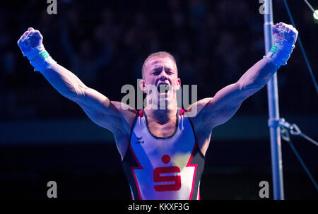 Ludwigsburg, Deutschland. Dezember 2017. Fabian Hambuechen vom KTV obere Lahn feiert nach seiner Routine an der Horizontalstange beim Finale der Deutschen Turnliga in Ludwigsburg, 2. Dezember 2017. Deniz Calagan/dpa/Alamy Live News Stockfoto