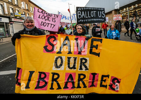 Brixton, London, UK. 2. Dez, 2017. Mieter und Unterstützer marschierten von cressingham Gärten zu Lambeth Rathaus in Brixton eine Abstimmung über die geplante Sanierung der Cressingham Immobilien Gärten auf brockwell Park zu verlangen. Quelle: David Rowe/Alamy leben Nachrichten Stockfoto