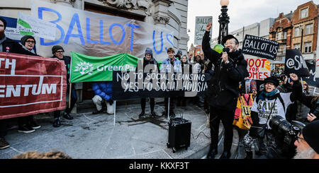 Brixton, London, UK. 2. Dez, 2017. Mieter und Unterstützer marschierten von cressingham Gärten zu Lambeth Rathaus in Brixton eine Abstimmung über die geplante Sanierung der Cressingham Immobilien Gärten auf brockwell Park zu verlangen. Quelle: David Rowe/Alamy leben Nachrichten Stockfoto