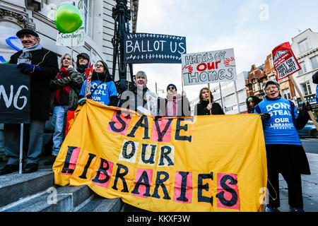 Brixton, London, UK. 2. Dez, 2017. Mieter und Unterstützer marschierten von cressingham Gärten zu Lambeth Rathaus in Brixton eine Abstimmung über die geplante Sanierung der Cressingham Immobilien Gärten auf brockwell Park zu verlangen. Quelle: David Rowe/Alamy leben Nachrichten Stockfoto