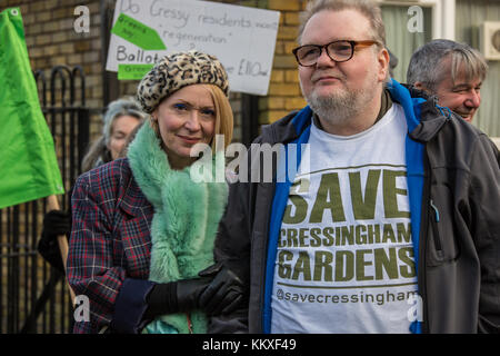 Brixton, London, UK. 2. Dez, 2017. Mieter und Unterstützer marschierten von cressingham Gärten zu Lambeth Rathaus in Brixton eine Abstimmung über die geplante Sanierung der Cressingham Immobilien Gärten auf brockwell Park zu verlangen. Quelle: David Rowe/Alamy leben Nachrichten Stockfoto