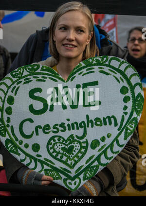 Brixton, London, UK. 2. Dez, 2017. Mieter und Unterstützer marschierten von cressingham Gärten zu Lambeth Rathaus in Brixton eine Abstimmung über die geplante Sanierung der Cressingham Immobilien Gärten auf brockwell Park zu verlangen. Quelle: David Rowe/Alamy leben Nachrichten Stockfoto