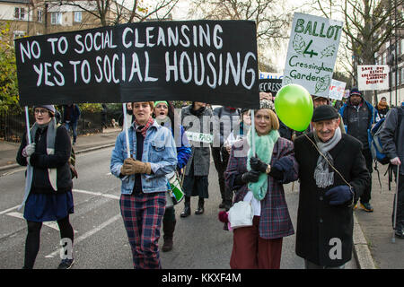 Brixton, London, UK. 2. Dez, 2017. Mieter und Unterstützer marschierten von cressingham Gärten zu Lambeth Rathaus in Brixton eine Abstimmung über die geplante Sanierung der Cressingham Immobilien Gärten auf brockwell Park zu verlangen. Quelle: David Rowe/Alamy leben Nachrichten Stockfoto