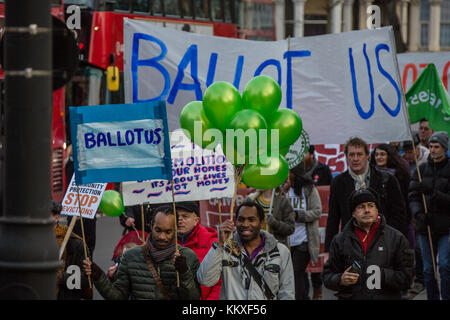 Brixton, London, UK. 2. Dez, 2017. Mieter und Unterstützer marschierten von cressingham Gärten zu Lambeth Rathaus in Brixton eine Abstimmung über die geplante Sanierung der Cressingham Immobilien Gärten auf brockwell Park zu verlangen. Quelle: David Rowe/Alamy leben Nachrichten Stockfoto