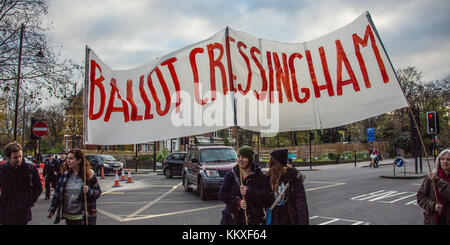 Brixton, London, UK. 2. Dez, 2017. Mieter und Unterstützer marschierten von cressingham Gärten zu Lambeth Rathaus in Brixton eine Abstimmung über die geplante Sanierung der Cressingham Immobilien Gärten auf brockwell Park zu verlangen. Quelle: David Rowe/Alamy leben Nachrichten Stockfoto