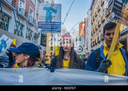 Madrid, Spanien. 2. Dez, 2017. Post Arbeitnehmer demonstriert gegen Müll Verträge in Madrid Spanien Quelle: Alberto Sibaja Ramírez/Alamy leben Nachrichten Stockfoto