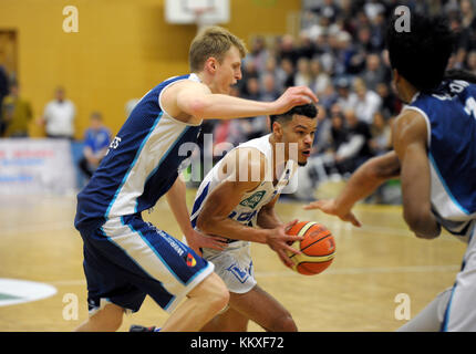 Karlsruhe, Deutschland. Dezember 2017. Jarelle Reischel (PSK) am Ball. GES/ Basketball/ ProA: PSK Lions - Baskets Paderborn 02.12.2017 -- Nutzung weltweit Credit: dpa/Alamy Live News Stockfoto