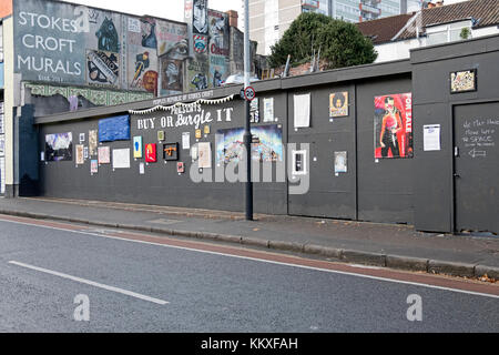 Bristol, UK. 2. Dezember, 2017. Kunstwerke zum Verkauf an einen Outdoor Ausstellung in Stokes Croft. Die Ausstellung mit dem Titel "Buy It oder Burgle" läuft vom 2. bis 23. Dezember in der Volksrepublik Stokes Croft outdoor Galerie, sollen dem Besucher ein Gefühl der Eigenverantwortung für den freien Raum zu geben und Ideen des privaten Eigentums und gewerblichen Unternehmen zu stellen. Keith Ramsey/Alamy leben Nachrichten Stockfoto