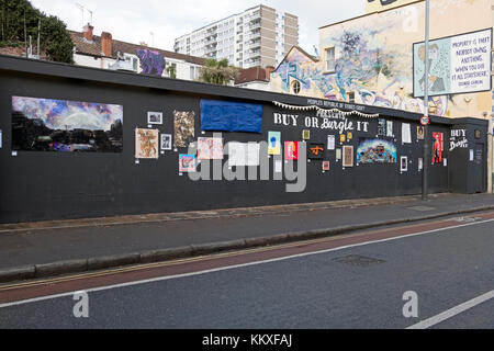 Bristol, UK. 2. Dezember, 2017. Kunstwerke zum Verkauf an einen Outdoor Ausstellung in Stokes Croft. Die Ausstellung mit dem Titel "Buy It oder Burgle" läuft vom 2. bis 23. Dezember in der Volksrepublik Stokes Croft outdoor Galerie, sollen dem Besucher ein Gefühl der Eigenverantwortung für den freien Raum zu geben und Ideen des privaten Eigentums und gewerblichen Unternehmen zu stellen. Keith Ramsey/Alamy leben Nachrichten Stockfoto