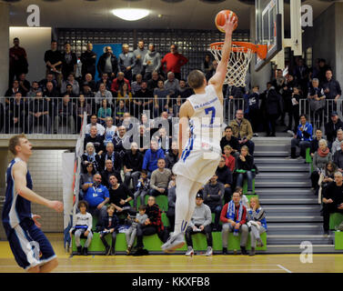 Karlsruhe, Deutschland. Dezember 2017. Craig Bradshaw (PSK) am Ball. GES/ Basketball/ ProA: PSK Lions - Baskets Paderborn 02.12.2017 -- Nutzung weltweit Credit: dpa/Alamy Live News Stockfoto