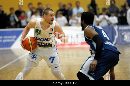 Karlsruhe, Deutschland. Dezember 2017. Craig Bradshaw (PSK) am Ball. GES/ Basketball/ ProA: PSK Lions - Baskets Paderborn 02.12.2017 -- Nutzung weltweit Credit: dpa/Alamy Live News Stockfoto