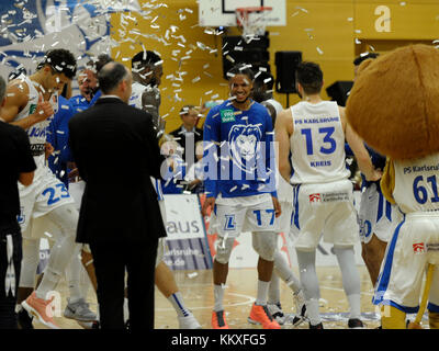 Karlsruhe, Deutschland. Dezember 2017. PSK Lions feiert den Sieg. GES/ Basketball/ ProA: PSK Lions - Baskets Paderborn 02.12.2017 -- Nutzung weltweit Credit: dpa/Alamy Live News Stockfoto