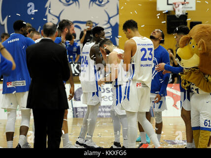 Karlsruhe, Deutschland. Dezember 2017. PSK Lions feiert den Sieg. GES/ Basketball/ ProA: PSK Lions - Baskets Paderborn 02.12.2017 -- Nutzung weltweit Credit: dpa/Alamy Live News Stockfoto