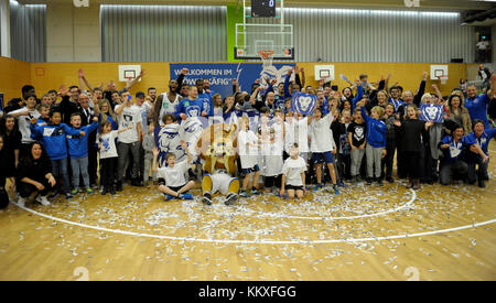 Karlsruhe, Deutschland. Dezember 2017. PSK Lions feiert den Sieg. GES/ Basketball/ ProA: PSK Lions - Baskets Paderborn 02.12.2017 -- Nutzung weltweit Credit: dpa/Alamy Live News Stockfoto