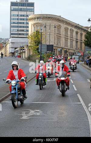 Bristol, UK. 2. Dezember, 2017. Motorradfahrer verkleidet als Weihnachtsmann Ritt durch die Innenstadt. Die Reiter sollen 10.000 £ für Facility Children's Hospice South West bei Charlton Bauernhof im Wraxall, Somerset, ein paar Meilen südlich von Bristol zu erhöhen. Keith Ramsey/Alamy leben Nachrichten Stockfoto