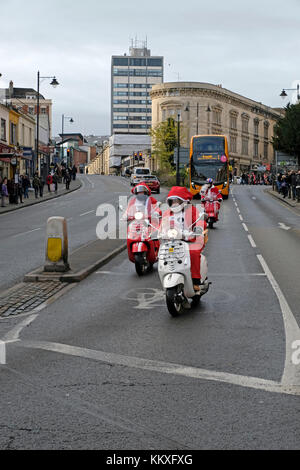 Bristol, UK. 2. Dezember, 2017. Motorradfahrer verkleidet als Weihnachtsmann Ritt durch die Innenstadt. Die Reiter sollen 10.000 £ für Facility Children's Hospice South West bei Charlton Bauernhof im Wraxall, Somerset, ein paar Meilen südlich von Bristol zu erhöhen. Keith Ramsey/Alamy leben Nachrichten Stockfoto