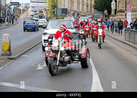 Bristol, UK. 2. Dezember, 2017. Motorradfahrer verkleidet als Weihnachtsmann Ritt durch die Innenstadt. Die Reiter sollen 10.000 £ für Facility Children's Hospice South West bei Charlton Bauernhof im Wraxall, Somerset, ein paar Meilen südlich von Bristol zu erhöhen. Keith Ramsey/Alamy leben Nachrichten Stockfoto