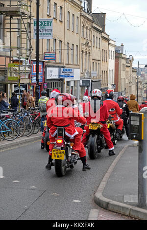 Bristol, UK. 2. Dezember, 2017. Motorradfahrer verkleidet als Weihnachtsmann Ritt durch die Innenstadt. Die Reiter sollen 10.000 £ für Facility Children's Hospice South West bei Charlton Bauernhof im Wraxall, Somerset, ein paar Meilen südlich von Bristol zu erhöhen. Keith Ramsey/Alamy leben Nachrichten Stockfoto