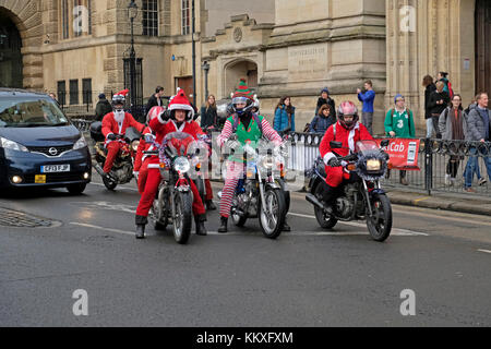 Bristol, UK. 2. Dezember, 2017. Motorradfahrer verkleidet als Weihnachtsmann Ritt durch die Innenstadt. Die Reiter sollen 10.000 £ für Facility Children's Hospice South West bei Charlton Bauernhof im Wraxall, Somerset, ein paar Meilen südlich von Bristol zu erhöhen. Keith Ramsey/Alamy leben Nachrichten Stockfoto