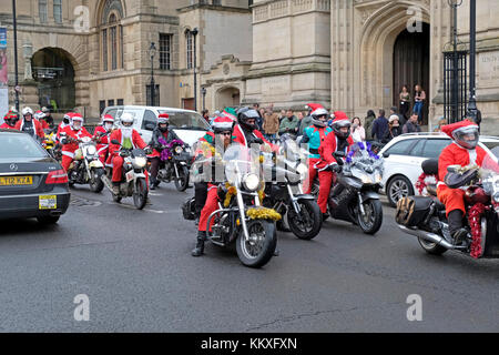 Bristol, UK. 2. Dezember, 2017. Motorradfahrer verkleidet als Weihnachtsmann Ritt durch die Innenstadt. Die Reiter sollen 10.000 £ für Facility Children's Hospice South West bei Charlton Bauernhof im Wraxall, Somerset, ein paar Meilen südlich von Bristol zu erhöhen. Keith Ramsey/Alamy leben Nachrichten Stockfoto