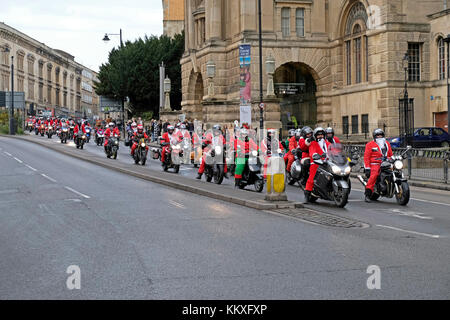 Bristol, UK. 2. Dezember, 2017. Motorradfahrer verkleidet als Weihnachtsmann Ritt durch die Innenstadt. Die Reiter sollen 10.000 £ für Facility Children's Hospice South West bei Charlton Bauernhof im Wraxall, Somerset, ein paar Meilen südlich von Bristol zu erhöhen. Keith Ramsey/Alamy leben Nachrichten Stockfoto