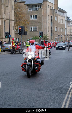 Bristol, UK. 2. Dezember, 2017. Motorradfahrer verkleidet als Weihnachtsmann Ritt durch die Innenstadt. Die Reiter sollen 10.000 £ für Facility Children's Hospice South West bei Charlton Bauernhof im Wraxall, Somerset, ein paar Meilen südlich von Bristol zu erhöhen. Keith Ramsey/Alamy leben Nachrichten Stockfoto