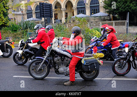 Bristol, UK. 2. Dezember, 2017. Motorradfahrer verkleidet als Weihnachtsmann Ritt durch die Innenstadt. Die Reiter sollen 10.000 £ für Facility Children's Hospice South West bei Charlton Bauernhof im Wraxall, Somerset, ein paar Meilen südlich von Bristol zu erhöhen. Keith Ramsey/Alamy leben Nachrichten Stockfoto