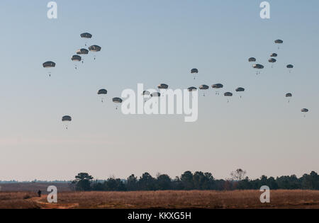 Fort Bragg, NC, USA. 1. Dez, 2017. dec. 1, 2017 - Fort Bragg, n.c., usa - der Himmel ist mit us-armee Fallschirmjäger auf Sizilien Drop Zone, Freitag gefüllt, während der 20. jährlichen Randy oler Memorial betrieb Spielzeug fallen. Der Betrieb, der von der US-Armee die zivilen Angelegenheiten & psychologische Operations Command (airborne), ist der weltweit größte kombinierten Betrieb mit fallschirmjägern aus neun alliierten Nationen teilnehmen. Die jährliche Veranstaltung ermöglicht Fallschirmjäger die Möglichkeit, Kinder in Kommunen Fort Bragg, um Spielzeug für die Weihnachtsferien gespendet Stockfoto