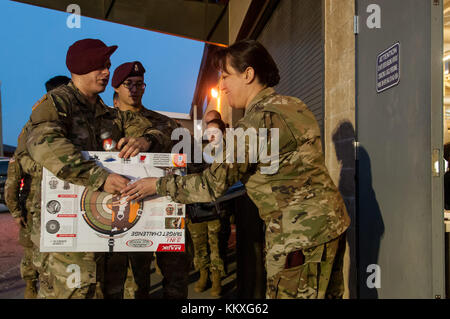 Fort Bragg, NC, USA. 1. Dez, 2017. dec. 1, 2017 - Fort Bragg, n.c., usa - fallschirmjäger geben Sie den Passagier am grünen Rampe Halle auf Papst Army Airfield, Freitag, ihr Spielzeug auf der 20. jährlichen Randy oler Memorial betrieb Spielzeug zu spenden. Der Betrieb, der von der US-Armee die zivilen Angelegenheiten & psychologische Operations Command (airborne), ist der weltweit größte kombinierten Betrieb mit fallschirmjägern aus neun alliierten Nationen teilnehmen. Die jährliche Veranstaltung ermöglicht Fallschirmjäger die Möglichkeit, Kinder in Kommunen Fort Bragg erhalten Spielzeug gespendet Stockfoto