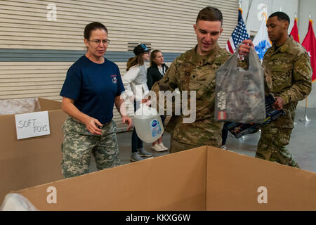 Fort Bragg, NC, USA. Dezember 2017. 1. Dezember 2017 - FORT BRAGG, N.C., USA - SPC. Ryan Mitchell, Fallschirmjäger der US-Armee aus Ipswich, Mass. Und dem 307. Ingenieur-Bataillon, 3. Brigade Combat Team, 82. Airborne Division, zugewiesen, spendet ein Lego Star Wars Spielset bei der 20. Jährlichen Randy Oller Memorial Operation Toy Drop. Die Luftlandeoperation, die vom U.S. Army Civil Affairs & Psychological Operations Command (Airborne) geleitet wird, ist die weltweit größte kombinierte Luftlandeoperation, an der Fallschirmjäger aus neun alliierten Nationen teilnehmen. Die jährliche Veranstaltung ermöglicht Fallschirmjägern die Stockfoto