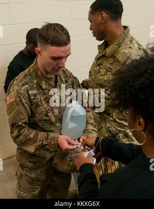 Fort Bragg, NC, USA. Dezember 2017. 1. Dezember 2017 - FORT BRAGG, N.C., USA - SPC. Ryan Mitchell, Fallschirmjäger der US-Armee aus Ipswich, Mass. Und dem 307. Ingenieur-Bataillon, 3. Brigade Combat Team, 82. Airborne Division, zugeteilt, erhält ein Ticket, bevor er ein Lego Star Wars Playset bei der 20. Jährlichen Randy Oller Memorial Operation Toy Drop spendet. Die Luftlandeoperation, die vom U.S. Army Civil Affairs & Psychological Operations Command (Airborne) geleitet wird, ist die weltweit größte kombinierte Luftlandeoperation, an der Fallschirmjäger aus neun alliierten Nationen teilnehmen. Die jährliche Even Stockfoto