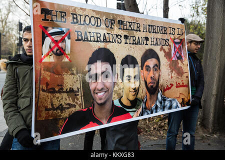 London, Großbritannien. 2. Dezember, 2017. Demonstranten aus Protest gegen die bahrainische Gemeinschaft außerhalb der Botschaft der Vereinigten Arabischen Emirate gegen Menschenrechtsverletzungen in Bahrain und britische Waffenverkäufe Arabien in anhaltenden Angriffe von Saudi-arabien und seine militärische Partner, die im Jemen in eine humanitäre Katastrophe führt, eingesetzt in Saudi-Arabien. Credit: Mark kerrison/alamy leben Nachrichten Stockfoto