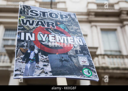 London, Großbritannien. 2. Dezember, 2017. Ein Plakat von einem Demonstrator außerhalb der Botschaft der Vereinigten Arabischen Emirate gegen britische Waffenverkäufe Arabien in anhaltenden Angriffe von Saudi-arabien und seine militärische Partner, die im Jemen in eine humanitäre Katastrophe führt, eingesetzt nach Saudi protestieren statt. Credit: Mark kerrison/alamy leben Nachrichten Stockfoto