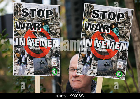 London, Großbritannien. 2. Dezember, 2017. Ein demonstrator Plakate für ein Ende des Krieges in Jemen Proteste vor der Botschaft der Vereinigten Arabischen Emirate gegen britische Waffenverkäufe Arabien in anhaltenden Angriffe von Saudi-arabien und seine militärische Partner, die im Jemen in eine humanitäre Katastrophe führt, eingesetzt in Saudi-Arabien. Credit: Mark kerrison/alamy leben Nachrichten Stockfoto