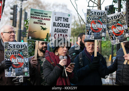 London, Großbritannien. 2. Dezember 2017. Ein Sprecher aus der Arabischen Organisation für Menschenrechte in Großbritannien Adressen Demonstranten aus mehreren verschiedenen Kampagne Gruppen einschließlich der Krieg und die Kampagne gegen den Waffenhandel außerhalb der Botschaft der Vereinigten Arabischen Emirate gegen britische Waffenverkäufe Arabien in anhaltenden Angriffe von Saudi-arabien und seine militärische Partner, die im Jemen in eine humanitäre Katastrophe führt, eingesetzt nach Saudi protestieren. Credit: Mark kerrison/alamy leben Nachrichten Stockfoto