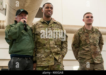 Fort Bragg, NC, USA. Dezember 2017. 1. Dezember 2017 - FORT BRAGG, N.C., USA - Willie Wellbrock, links, interviewt Sgt. Ezekiel Polite und SPC. Ryan Mitchell am Green Ramp auf dem Pope Army Airfield am Freitag, bei der 20. Jährlichen Randy Oller Memorial Operation Toy Drop. Höflich, zugewiesen zum 1. Bataillon, 75. Ranger-Regiment, Hunter Army Airfield, in Savannah, Ga, fuhr fast sechs Stunden, um ein Spielzeug zu spenden. Polite, der der erste Fallschirmjäger bei der Operation Toy Drop 2015 war, war auch in diesem Jahr der erste in der Reihe, entschied sich aber, Mitchell den ersten Sprung-Slot zu geben. Wellbrock, der sich aus der Th zurückgezogen hat Stockfoto