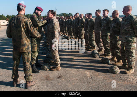 Fort Bragg, NC, USA. Dezember 2017. 1. Dezember 2017: FORT BRAGG, N.C., USA - Oberstleutnant Tomas Tintor, präsentiert den Fallschirmjägern der US-Armee die Sprungflügel seines Landes, nachdem er am Freitag bei der 20. Jährlichen Randy Ooler Memorial Operation Toy Drop erfolgreich einen Sprung in die Sicily Drop Zone absolviert hat. Die Luftlandeoperation, die vom U.S. Army Civil Affairs & Psychological Operations Command (Airborne) geleitet wird, ist die weltweit größte kombinierte Luftlandeoperation, an der Fallschirmjäger aus neun alliierten Nationen teilnehmen. Die jährliche Veranstaltung bietet Fallschirmjägern die Möglichkeit, Kindern i zu helfen Stockfoto