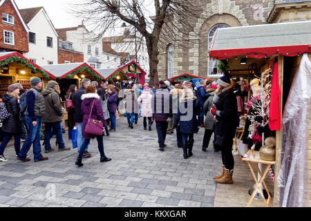 Weihnachtsmarkt in Salisbury, Wiltshire, UK. 2. Dez, 2017. Regen und das kalte Wetter nicht einen dampner auf die Geister der vielen Menschen, die sich auf die Salisbury Weihnachtsmarkt heute kam. Credit: Andrew Harker/Alamy leben Nachrichten Stockfoto