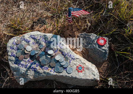 Fort Bragg, NC, USA. Dezember 2017. 1. Dezember 2017 - FORT BRAGG, N.C., USA - der zeremonielle Stein „Send Me“ steht am Freitag während der 20. Jährlichen Randy Oller Memorial Operation Toy Drop als stiller Wächter in der Sicily Drop Zone. Der Stein ehrt gefallene Fallschirmjäger. Die Luftlandeoperation, die vom U.S. Army Civil Affairs & Psychological Operations Command (Airborne) geleitet wird, ist die weltweit größte kombinierte Luftlandeoperation, an der Fallschirmjäger aus neun alliierten Nationen teilnehmen. Die jährliche Veranstaltung bietet Fallschirmjägern die Möglichkeit, Kindern in den Gemeinden rund um Fort zu helfen Stockfoto