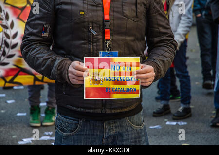 Barcelona, Katalonien, Spanien. Dezember 2017. Ein Demonstrant zeigt ein Plakat gegen die Unabhängigkeit Kataloniens. Mehr als 300 Demonstranten verteidigten das politische Hauptquartier der Popular Unity Candidacy (CUP) in Barcelona als Ergebnis eines Aufrufs an die Belagerung des Hauptquartiers durch die rechtsextreme Gruppe Por EspaÃ±a me atrevoâ Credit: Copyright Paco Freire/SOPA/ZUMA Wire/Alamy Live News Stockfoto