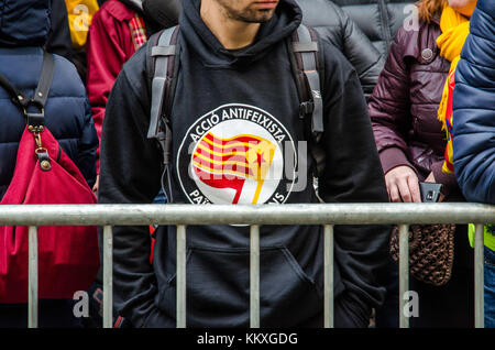 Barcelona, Katalonien, Spanien. 2. Dez, 2017. Ein demonstrant gesehen mit einem Plakat gegen die Unabhängigkeit Kataloniens. Mehr als 300 Demonstranten der Politischen Hauptverwaltung der beliebten Einheit Kandidatur in Barcelona verteidigt (Cup) als Ergebnis eines Aufrufs an den Hauptsitz zu belagern, die von der extremen Rechten Gruppe namens 'por España mich atrevoâ Credit: Copyright paco Freire/Sopa/zuma Draht/alamy leben Nachrichten Stockfoto