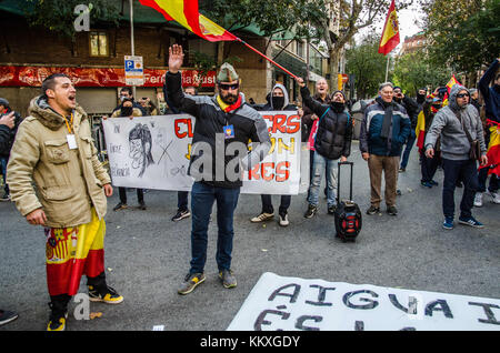 Barcelona, Katalonien, Spanien. 2. Dez, 2017. Mehrere Demonstranten der spanischen Rechten während des Protestes gesehen. Mehr als 300 Demonstranten der Politischen Hauptverwaltung der beliebten Einheit Kandidatur in Barcelona verteidigt (Cup) als Ergebnis eines Aufrufs an den Hauptsitz zu belagern, die von der extremen Rechten Gruppe namens 'por España mich atrevoâ Credit: Copyright paco Freire/Sopa/zuma Draht/alamy leben Nachrichten Stockfoto