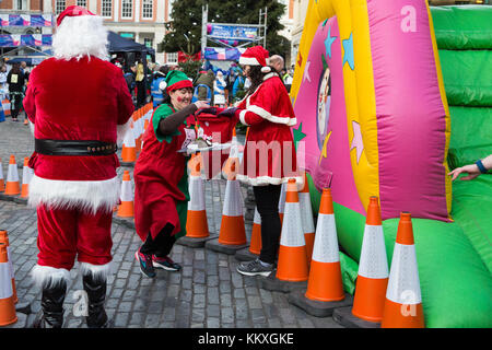 London, Großbritannien. 2. Dezember 2017. Die Mitglieder des Teams von sechs, jeweils in Kostüme gekleidet und Lager a Christmas Pudding auf einem Tablett, Kampf der plumpudding Trophäe während des großen plumpudding Rennen in Covent Garden in Hilfe von Cancer Research UK zu gewinnen. Credit: Mark kerrison/alamy leben Nachrichten Stockfoto