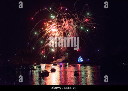 Jupiter, Florida, USA. 2. Dez, 2017. Feuerwerk über der Host der Schiffe bewegt sich nach Norden auf den Intracoastal Waterway im Palm Beach Urlaub Boot Parade am Samstag, 2. Oktober 2017 ausbrechen. Quelle: Andres Leiva/der Palm Beach Post/ZUMA Draht/Alamy leben Nachrichten Stockfoto