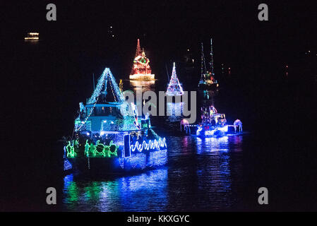 Jupiter, Florida, USA. 2. Dez, 2017. Eine Vielzahl an beleuchteten Boote gesehen bewegt sich nach Norden in den Intracoastal Waterway von der Indiantown Road Bridge in Jupiter, Fla., während der Palm Beach Urlaub Boot Parade am Samstag, 2. Oktober 2017. Quelle: Andres Leiva/der Palm Beach Post/ZUMA Draht/Alamy leben Nachrichten Stockfoto