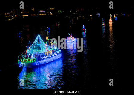 Jupiter, Florida, USA. 2. Dez, 2017. Eine Vielzahl an beleuchteten Boote gesehen bewegt sich nach Norden in den Intracoastal Waterway von der Indiantown Road Bridge in Jupiter, Fla., während der Palm Beach Urlaub Boot Parade am Samstag, 2. Oktober 2017. Quelle: Andres Leiva/der Palm Beach Post/ZUMA Draht/Alamy leben Nachrichten Stockfoto