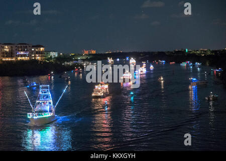 Jupiter, Florida, USA. 2. Dez, 2017. Die Vielzahl der Boote im Palm Beach Urlaub Boot Parade beteiligt ist, von der Indiantown Road Bridge in Jupiter, Fla., am Samstag, 2. Oktober 2017 gesehen. Quelle: Andres Leiva/der Palm Beach Post/ZUMA Draht/Alamy leben Nachrichten Stockfoto