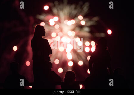 Jupiter, Florida, USA. 2. Dez, 2017. Eine Parade Zuschauer gegen Feuerwerk explodierenden nördlich der Indiantown Road Bridge in Jupiter, Fla., Silhouetted, während der Palm Beach Urlaub Boot Parade am Samstag, 2. Oktober 2017. Quelle: Andres Leiva/der Palm Beach Post/ZUMA Draht/Alamy leben Nachrichten Stockfoto